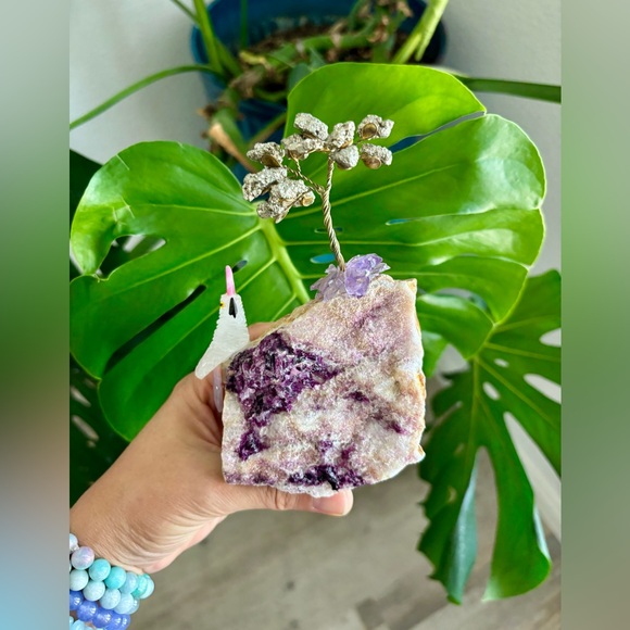 Parrot Carving & Tree on Fluorite - Picture 7 of 7